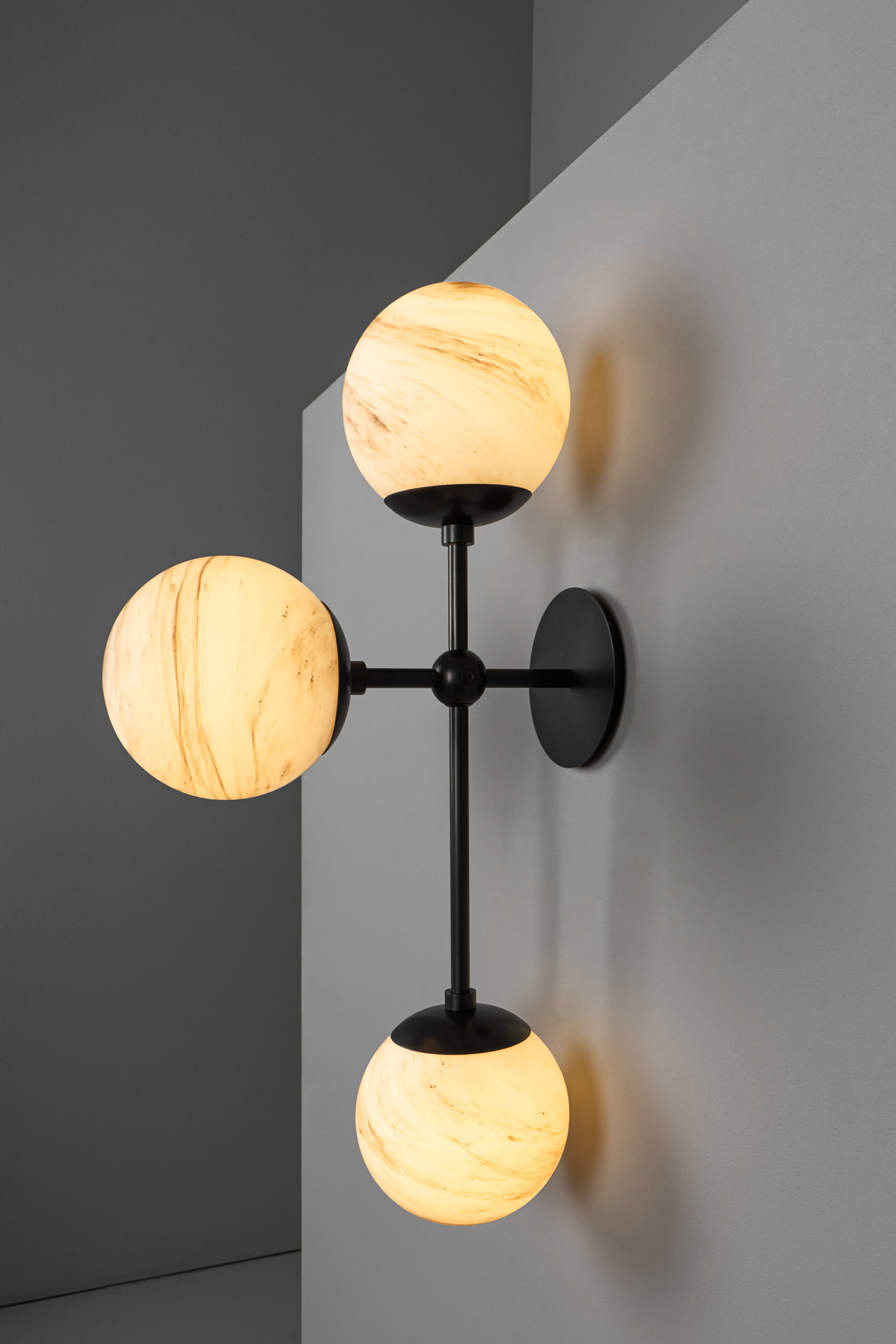 Applique murale Armstrong Triple à structure verticale et globes en verre par Schwung Applique murale Armstrong Triple à structure verticale et globes en verre par Schwung – Image 7