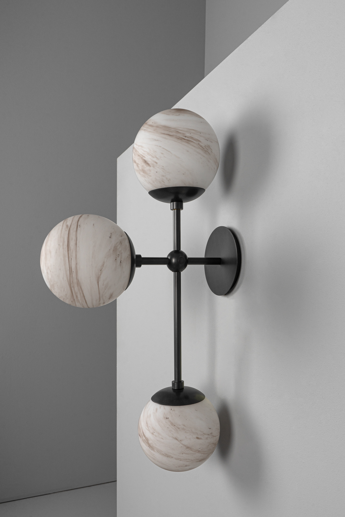 Applique murale Armstrong Triple à structure verticale et globes en verre par Schwung Applique murale Armstrong Triple à structure verticale et globes en verre par Schwung – Image 5