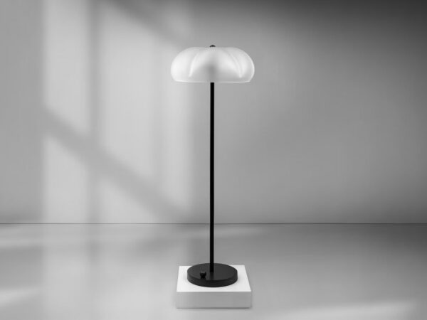 Lampadaire Hana diffuseurs au design floral en verre opalin par Schwung