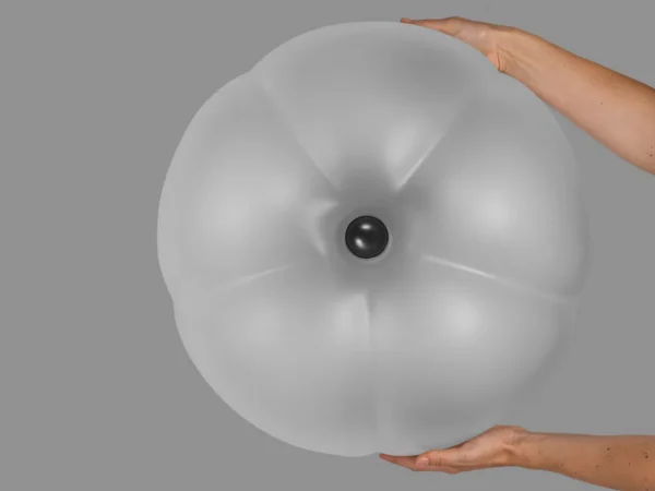 Lampe à poser Hana au design floral en verre opalin par Schwung – vue 2