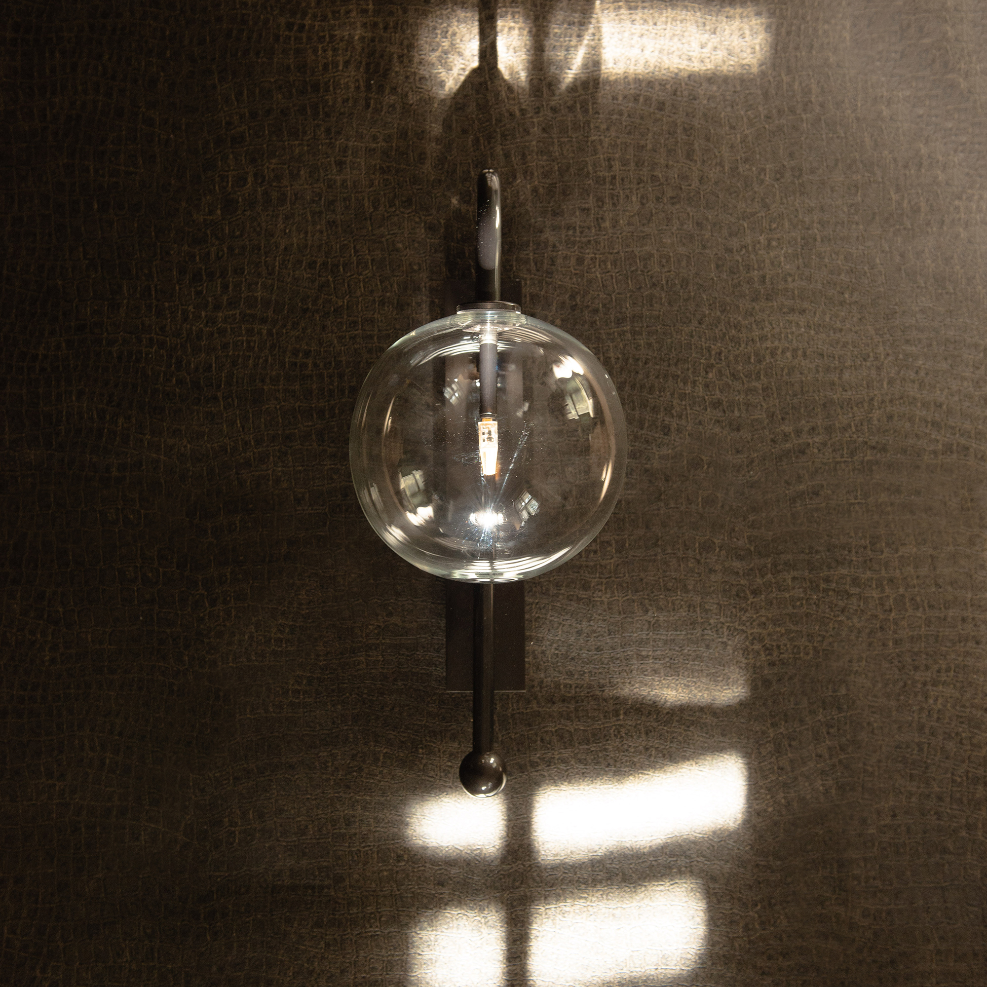 Applique murale Naples à globe en verre et bras courbé par Schwung Applique murale Naples à globe en verre et bras courbé par Schwung – Image 7