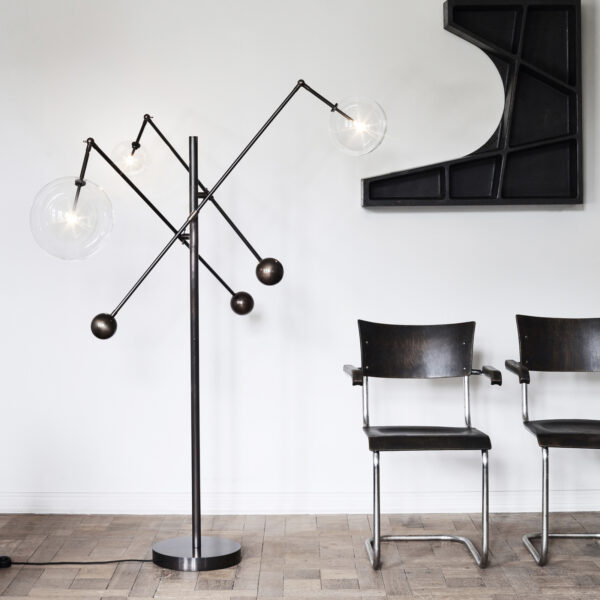Lampadaire Milan 3 bras articulés avec globes en verre par Schwung – vue 2
