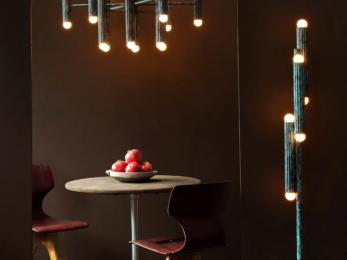 Lampadaire Vesta à structure cannelée avec diffuseurs aux extrémités par Schwung Lampadaire Vesta à structure cannelée avec diffuseurs aux extrémités par Schwung – Image 8