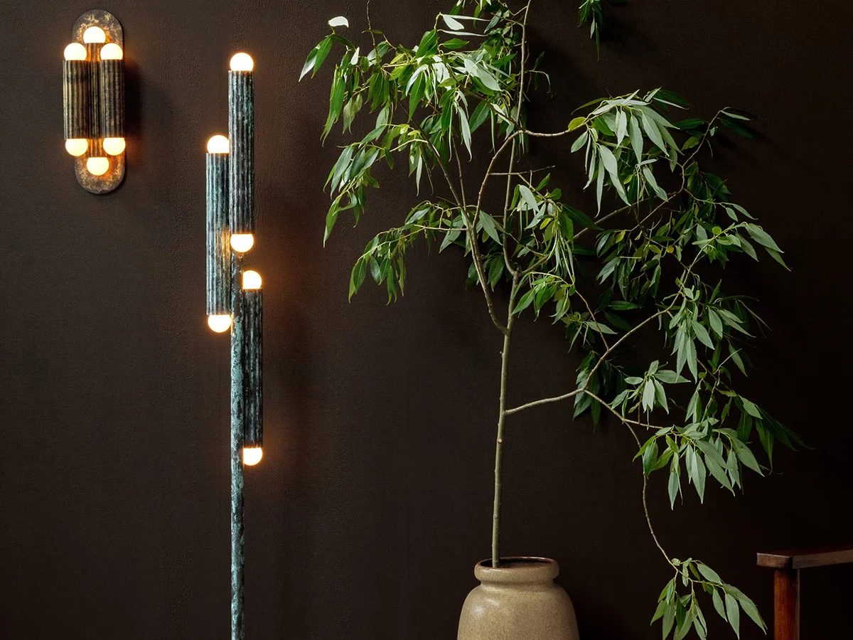 Lampadaire Vesta à structure cannelée avec diffuseurs aux extrémités par Schwung Lampadaire Vesta à structure cannelée avec diffuseurs aux extrémités par Schwung – Image 7