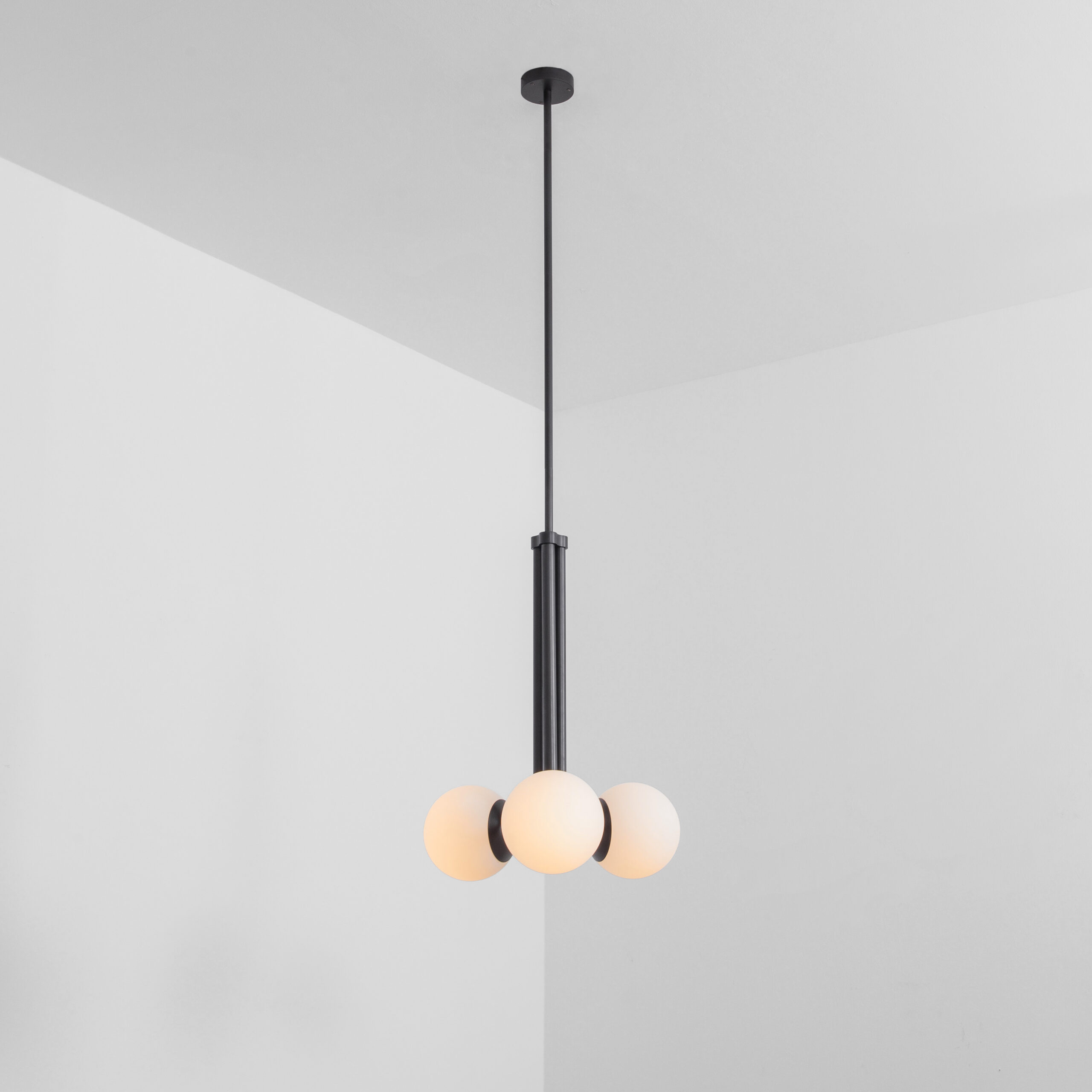 Suspension Tubular à 3 globes en verre opale par Schwung Suspension Tubular à 3 globes en verre opale par Schwung – Image 3