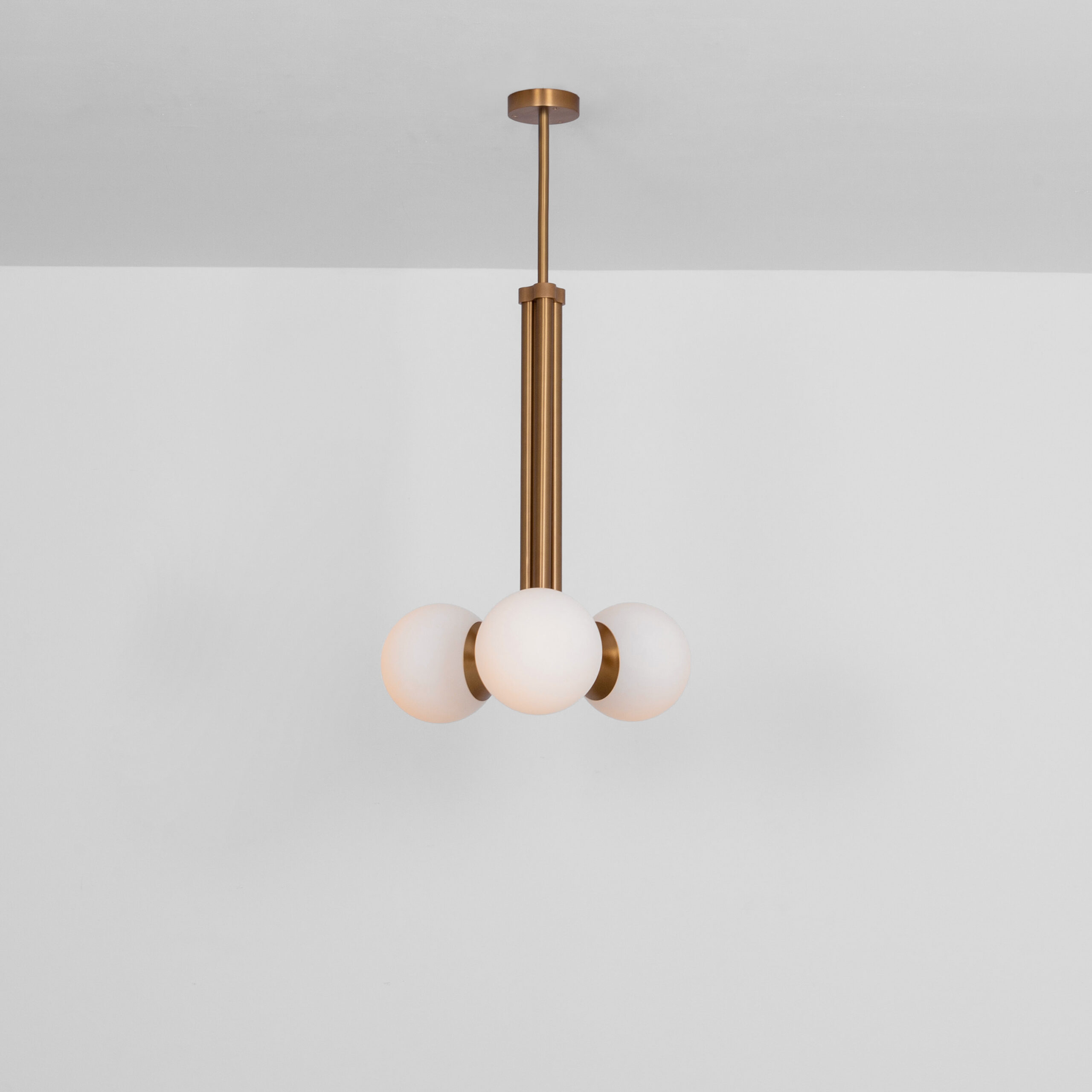 Suspension Tubular à 3 globes en verre opale par Schwung Suspension Tubular à 3 globes en verre opale par Schwung – Image 5