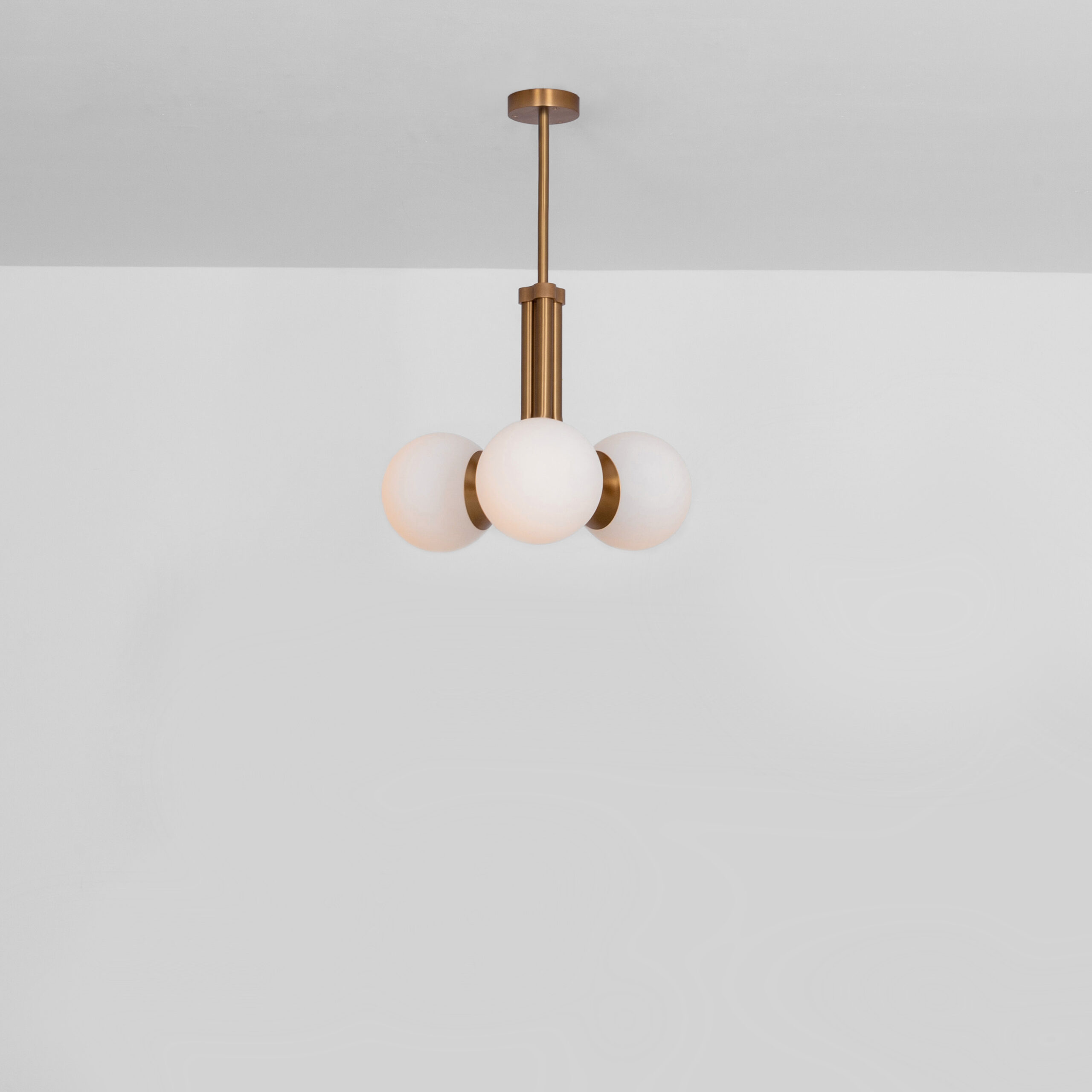 Suspension Tubular à 3 globes en verre opale par Schwung Suspension Tubular à 3 globes en verre opale par Schwung – Image 4