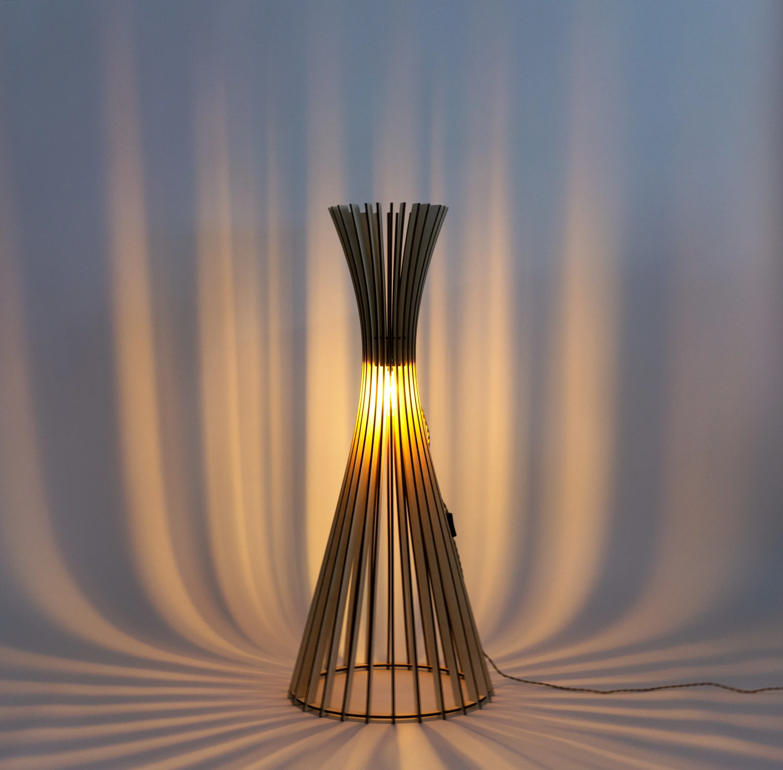 Lampadaire sculptural en bois Tipi x Atelier Loupiote Lampadaire sculptural en bois Tipi x Atelier Loupiote – Image 8