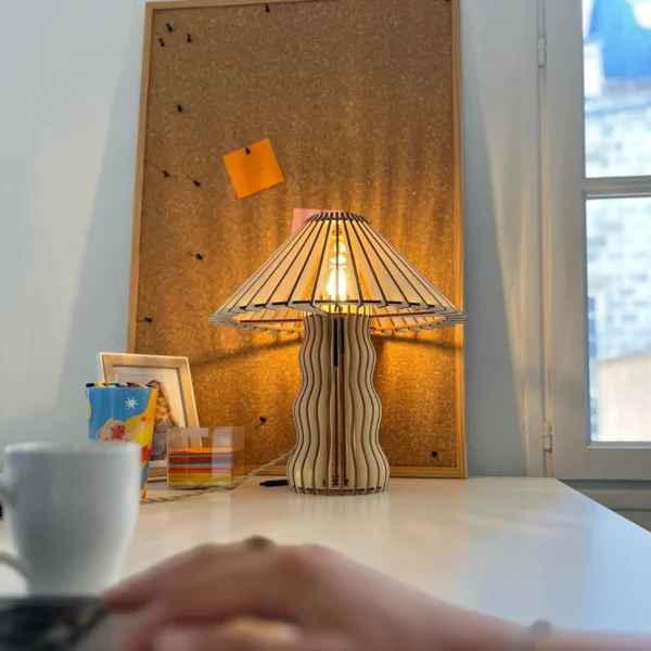 Lampe en bois : lampes à poser, lampadaires et luminaires Lampe à poser artisanale Alice en bois x Atelier Loupiote – vue 2