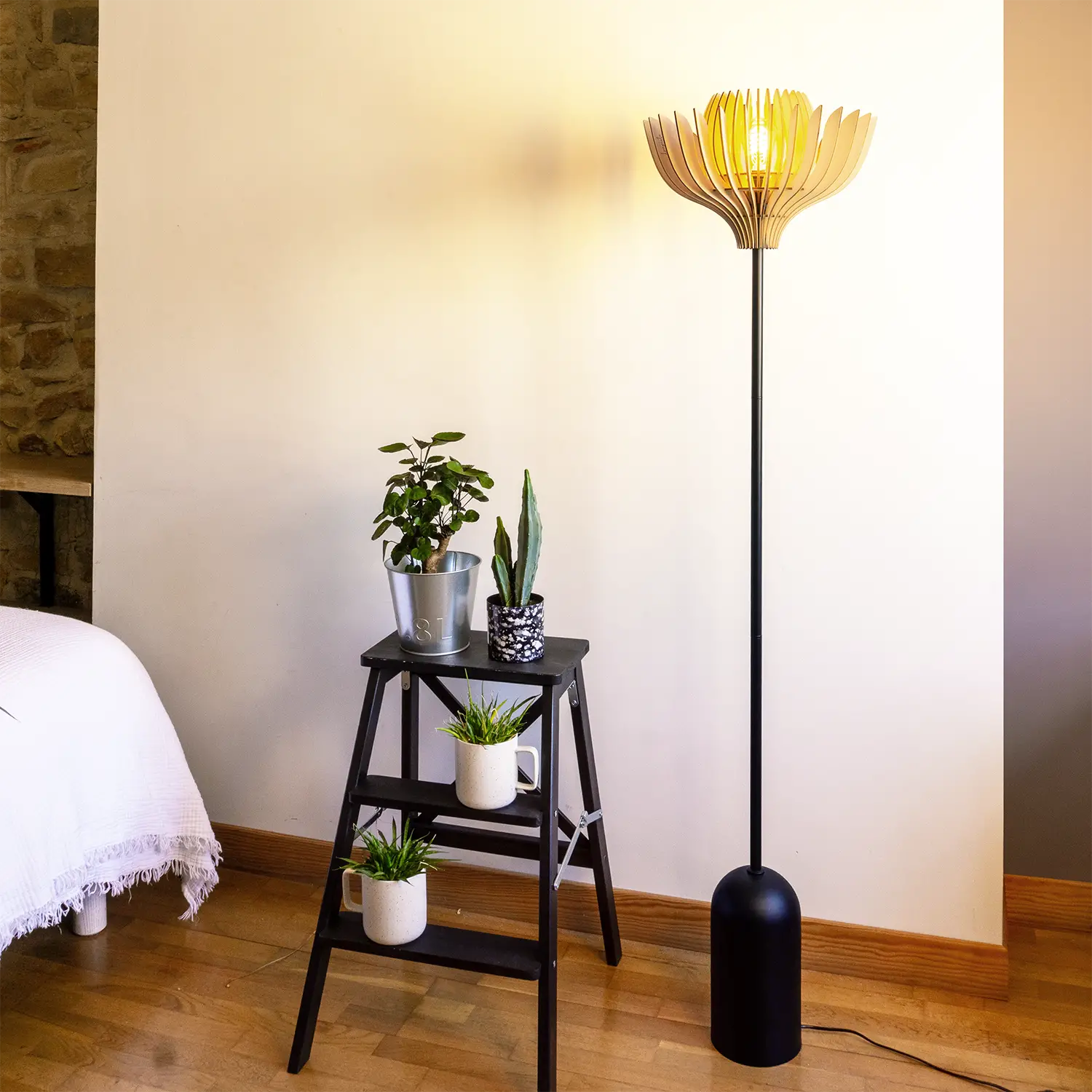 Lampadaire floral en bois Tullia x Atelier Loupiote Lampadaire floral en bois Tullia x Atelier Loupiote – Image 5