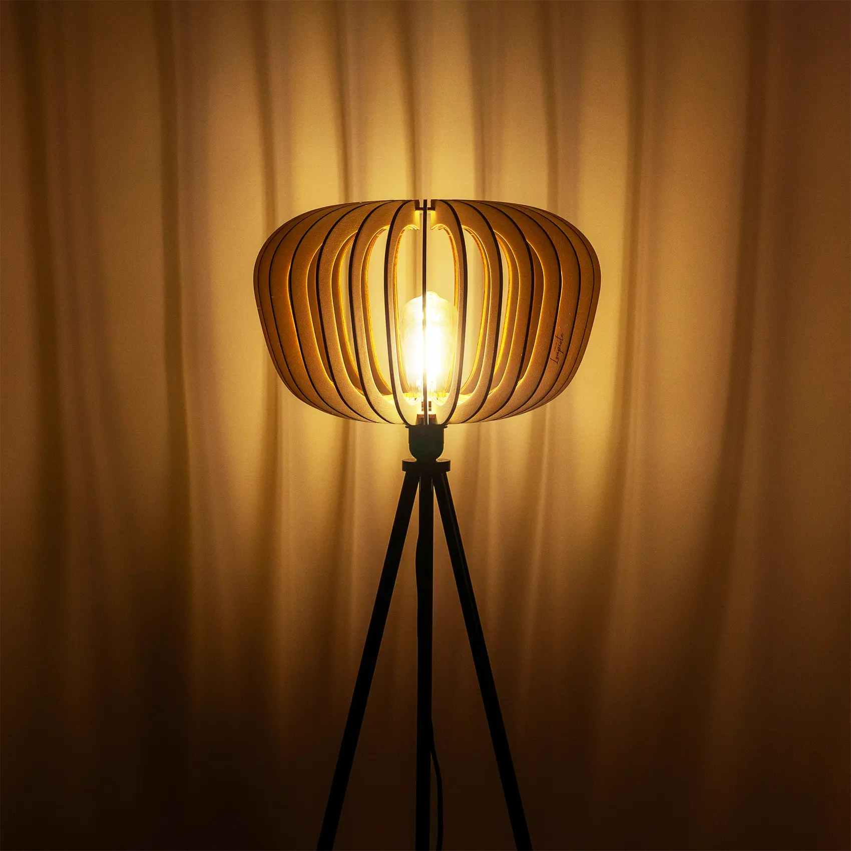 Lampadaire en bois Agathe avec abat-jour cage x Atelier Loupiote Lampadaire en bois Agathe avec abat-jour cage x Atelier Loupiote – Image 6
