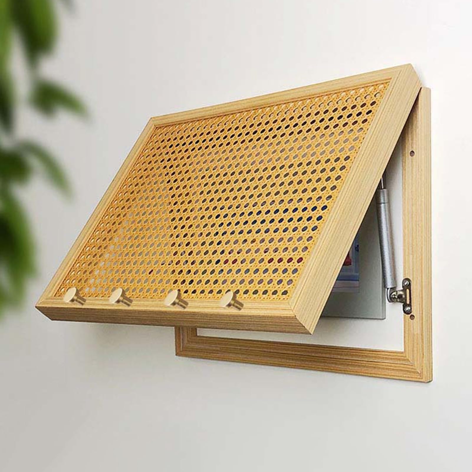 Cache-compteur électrique cannage et bois massif Cache-compteur électrique design en bois massif clair et façade en cannage rotin, équipé de 4 crochets dorés.