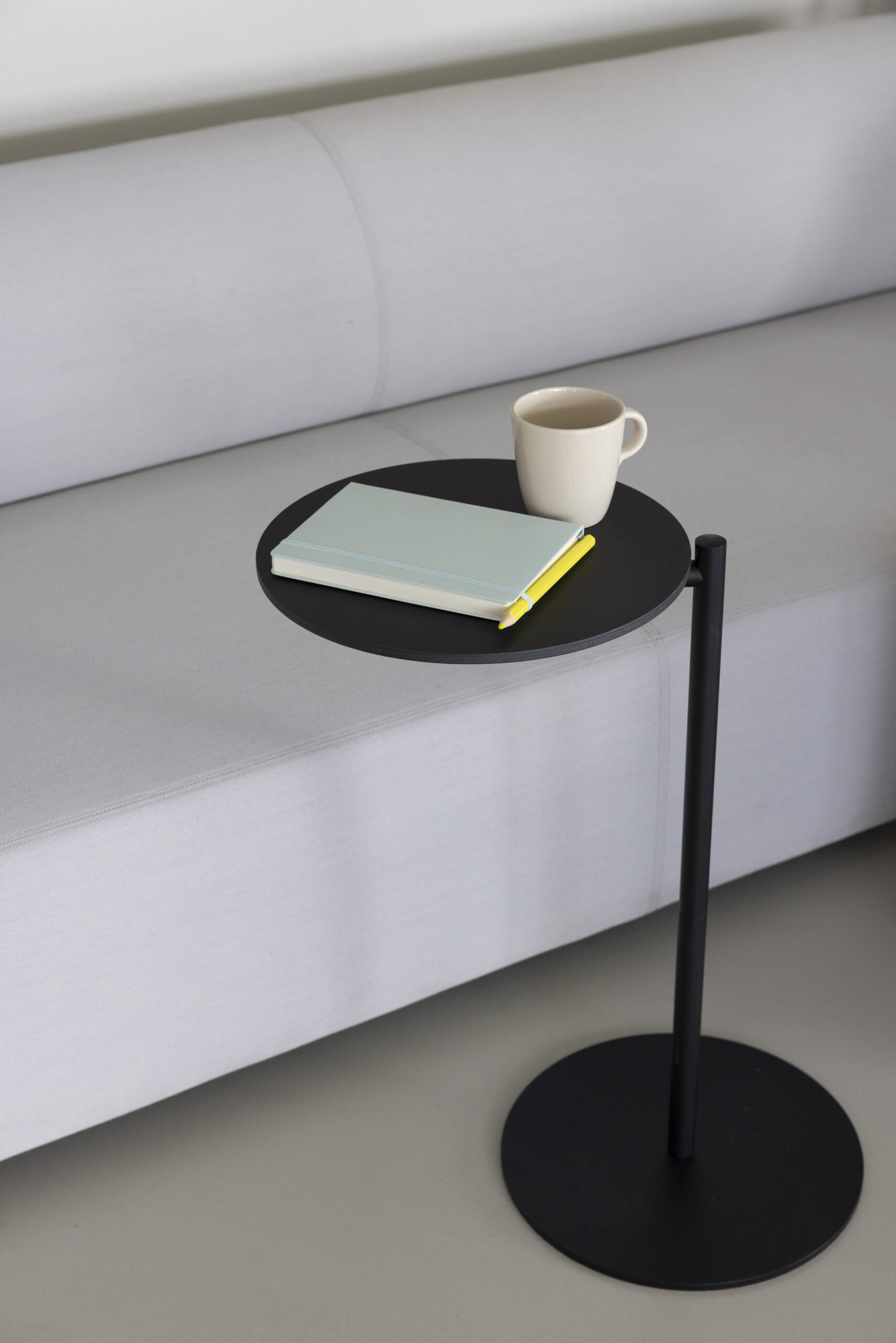 Table d'appoint Bond pivotante par Peter van de Water x Cascando