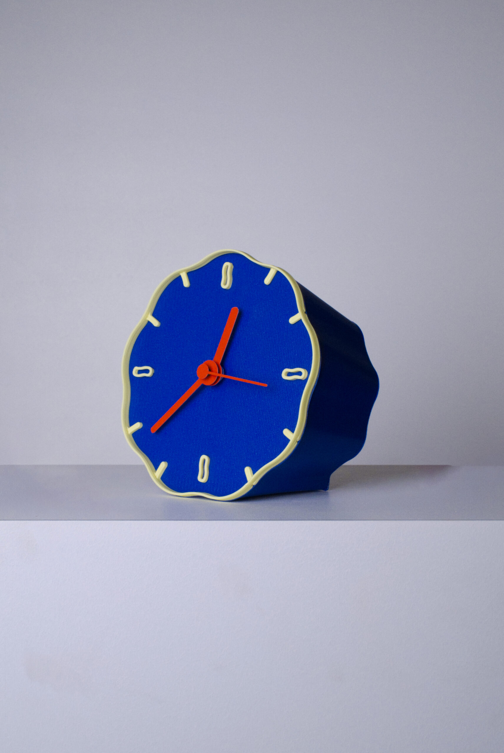 horloge à poser design Margherita bleu jaune pastel rouge - Warren & Laetitia