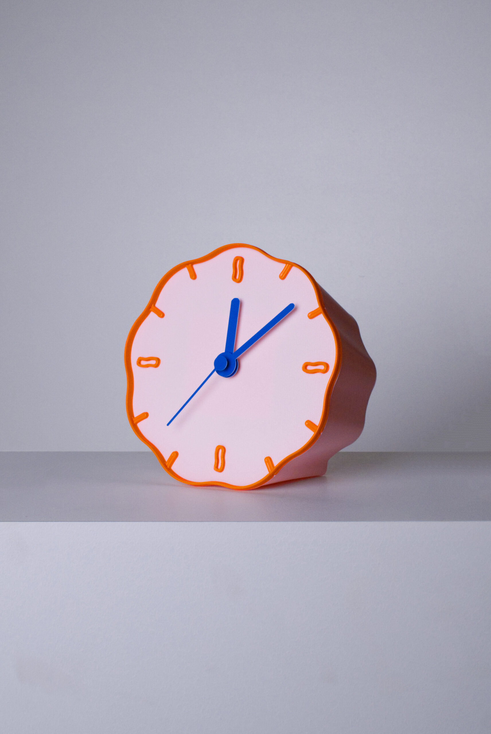 horloge à poser design Margherita rose orange bleu - Warren & Laetitia