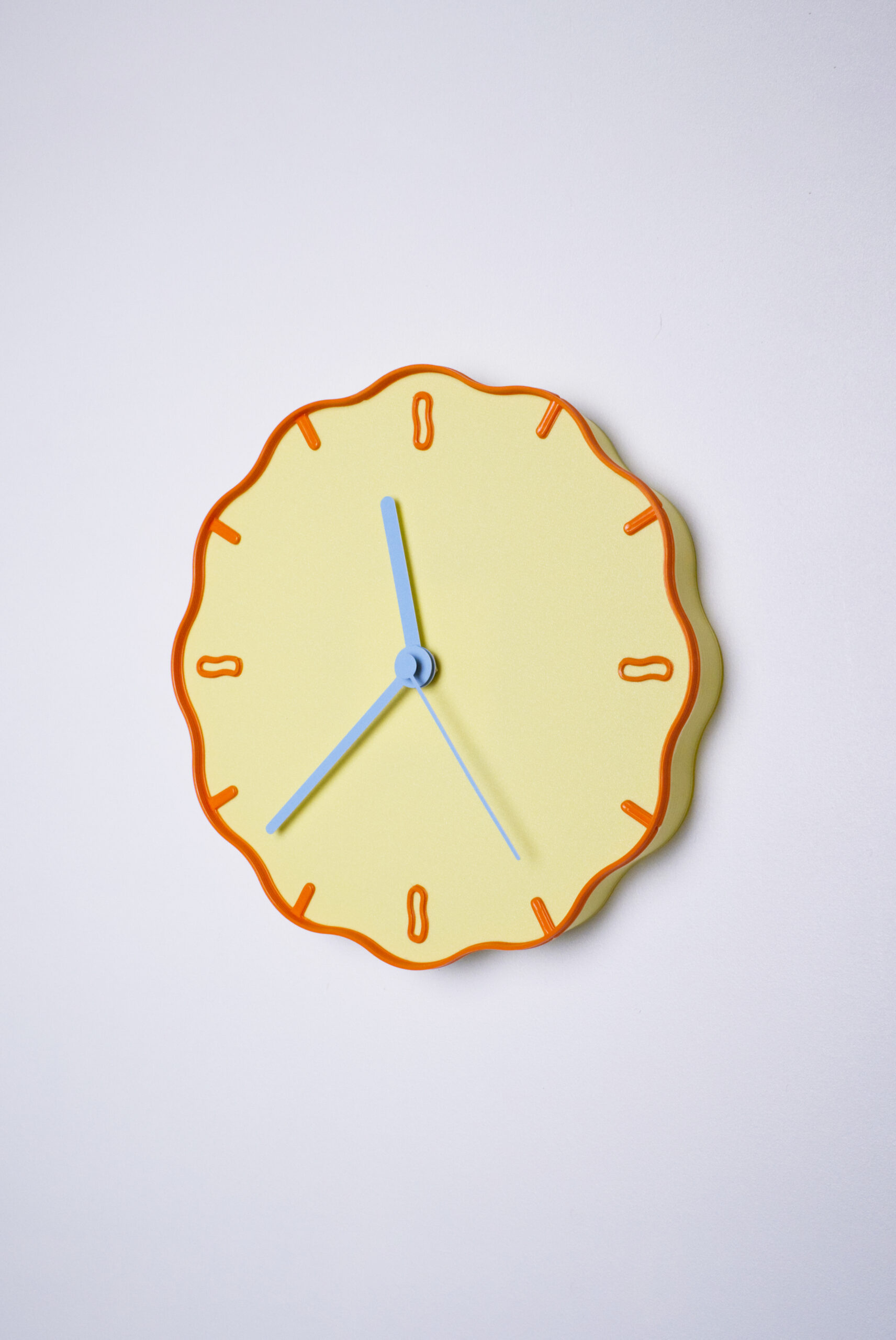 horloge murale design Margherita jaune pastel orange bleu ciel - Warren & Laetitia