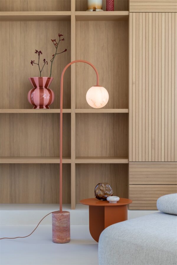 Lampe travertin : luminaires en travertin Lampadaire Tivoli arc globe verre en situation dans un salon