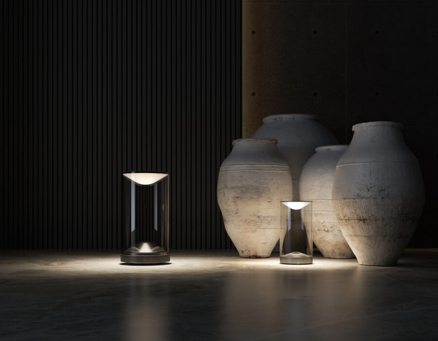 Lampe de table Eva Lumina en situation près de vases en céramique
