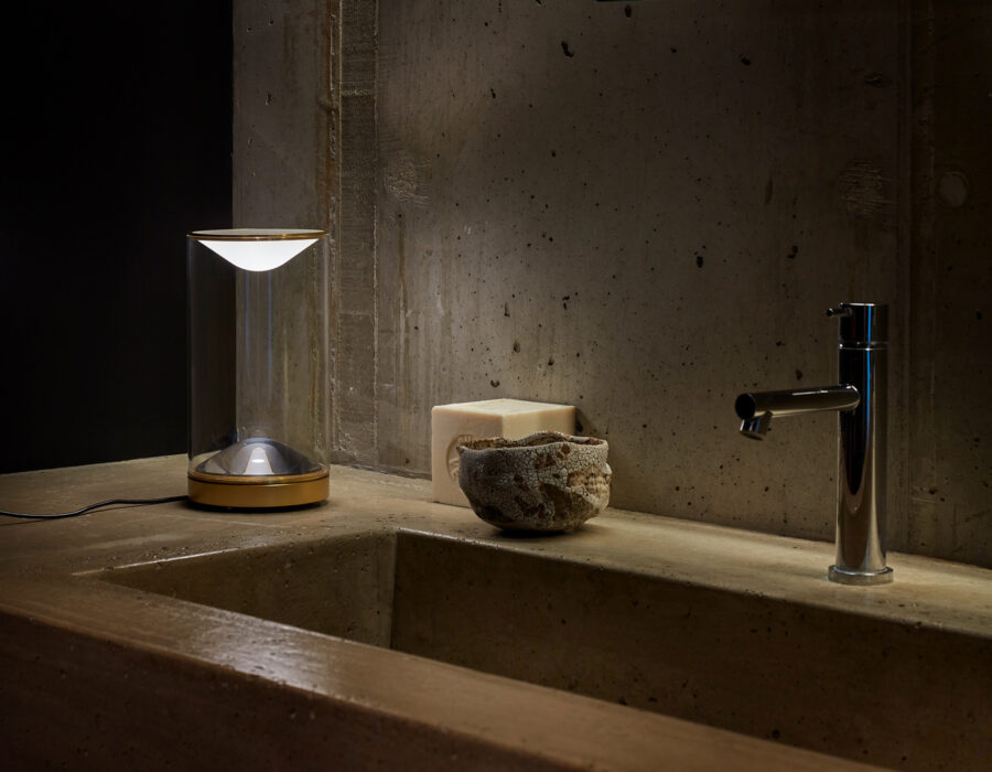 Lampe de table Eve Lumina en situation dans une salle de bain en béton