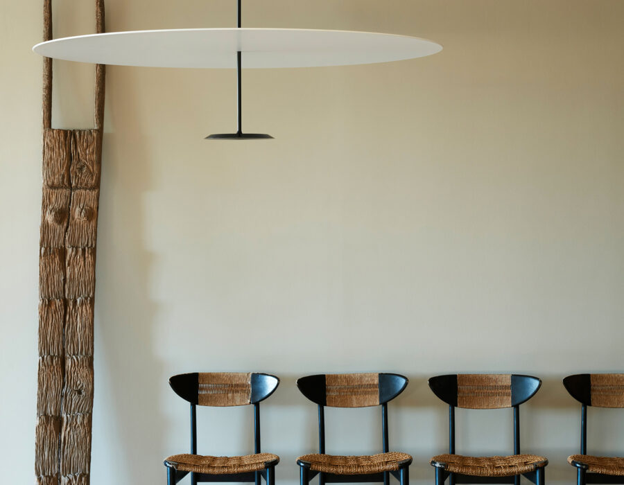 Suspension Dot Lumina noir en situation dans une salle à manger