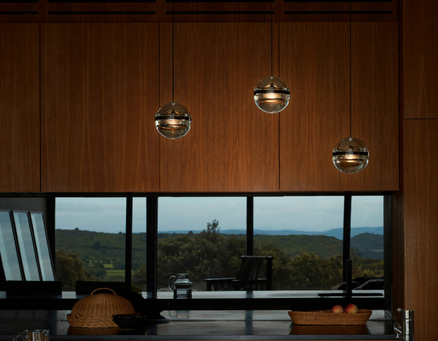 Suspension Limbus Lumina en situation dans une cuisine avec vue