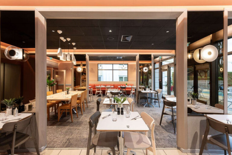 Mobilier de restaurant et éclairage CHR - Novotel Mâcon Nord | Otoko