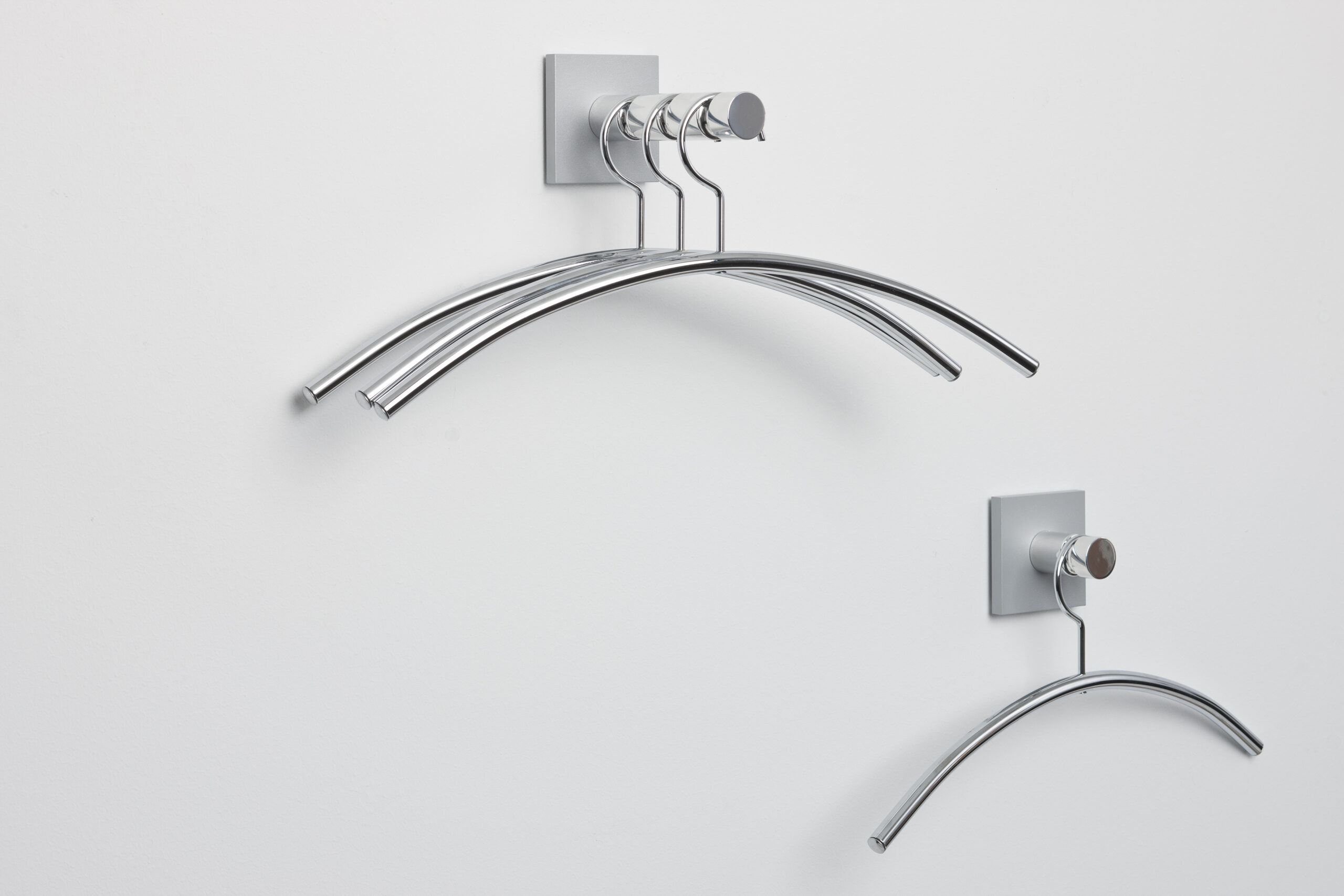 Patère aluminium poli Hangon Cascando fond blanc
