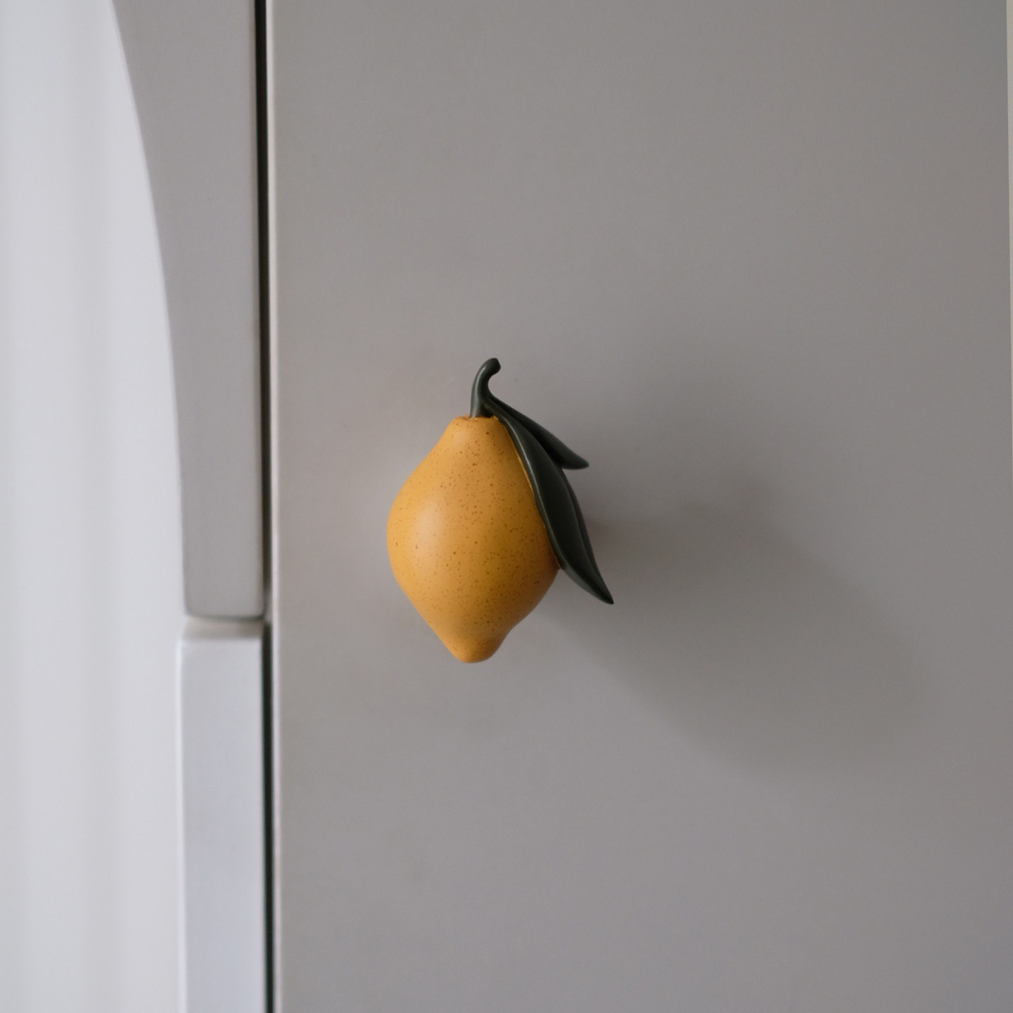 Patère murale fruit — pomme, fraise, citron en résine Patère citron design sur un mur blanc