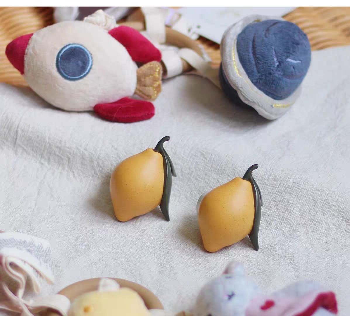 Patère murale fruit — pomme, fraise, citron en résine Deux patères en forme de citron sur un drap blanc