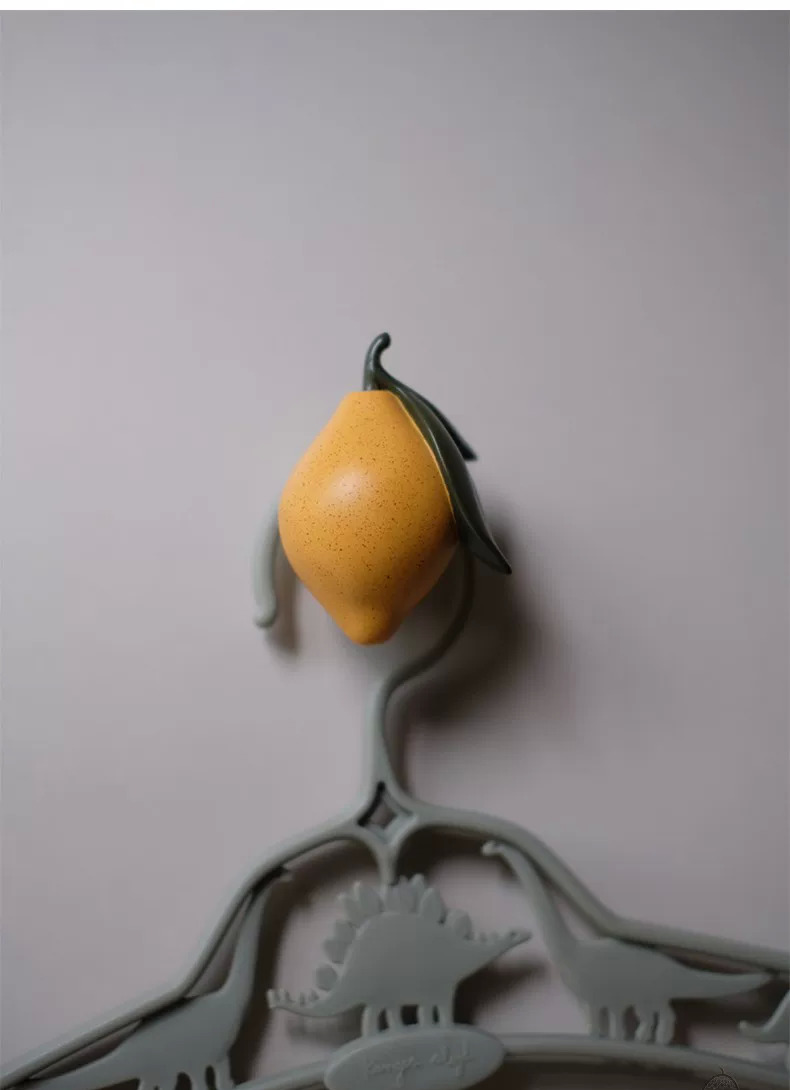Patère murale fruit — pomme, fraise, citron en résine Patère fruit citron jaune en résine fixée au mur, au-dessus d'un portant enfant