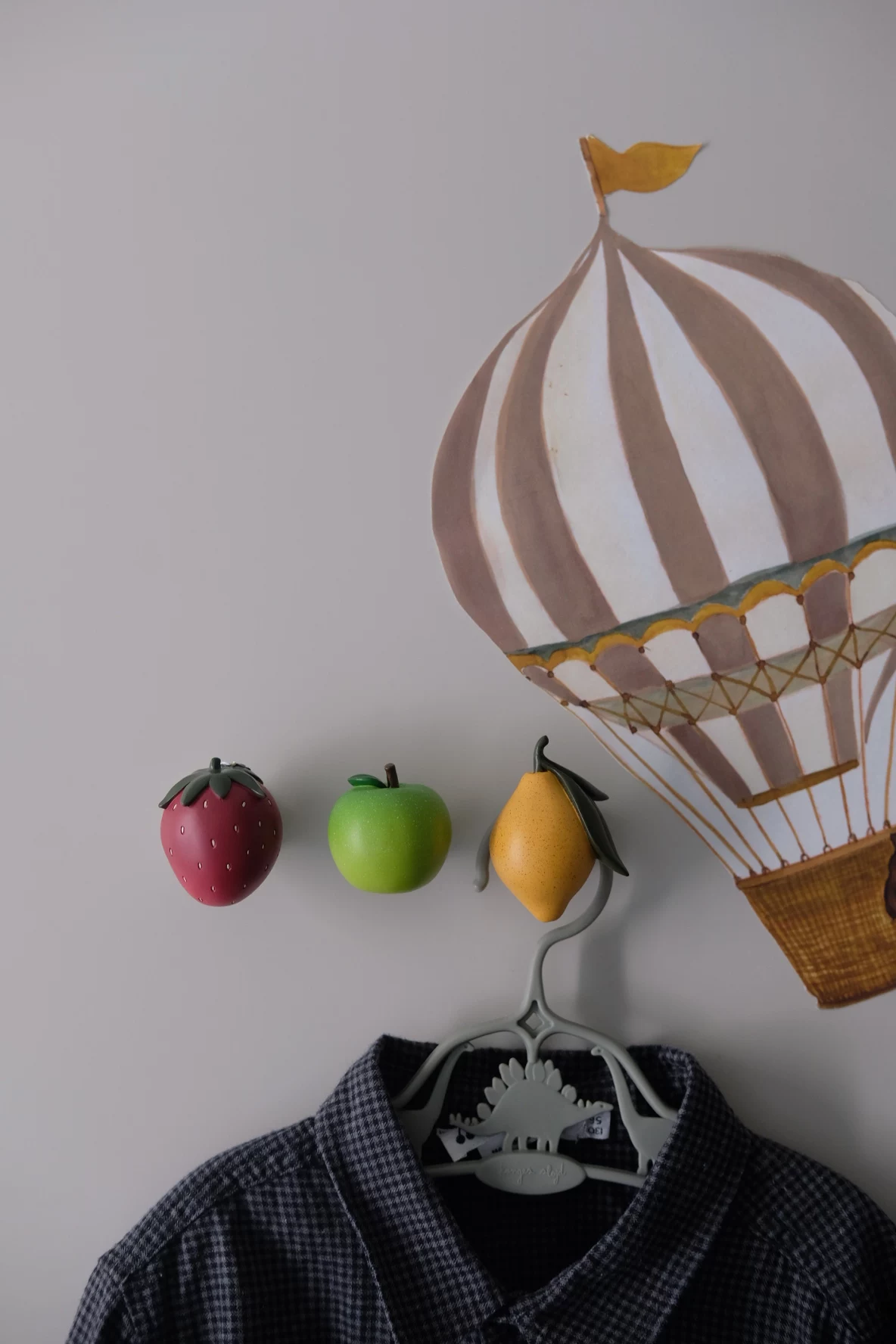 Patère murale fruit — pomme, fraise, citron en résine Patère fruit fraise, pomme et citron en résine, fixées au mur dans une chambre d'enfant