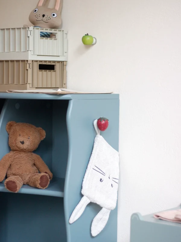 Patère fruit pomme verte en résine fixée au mur, dans une chambre d'enfant