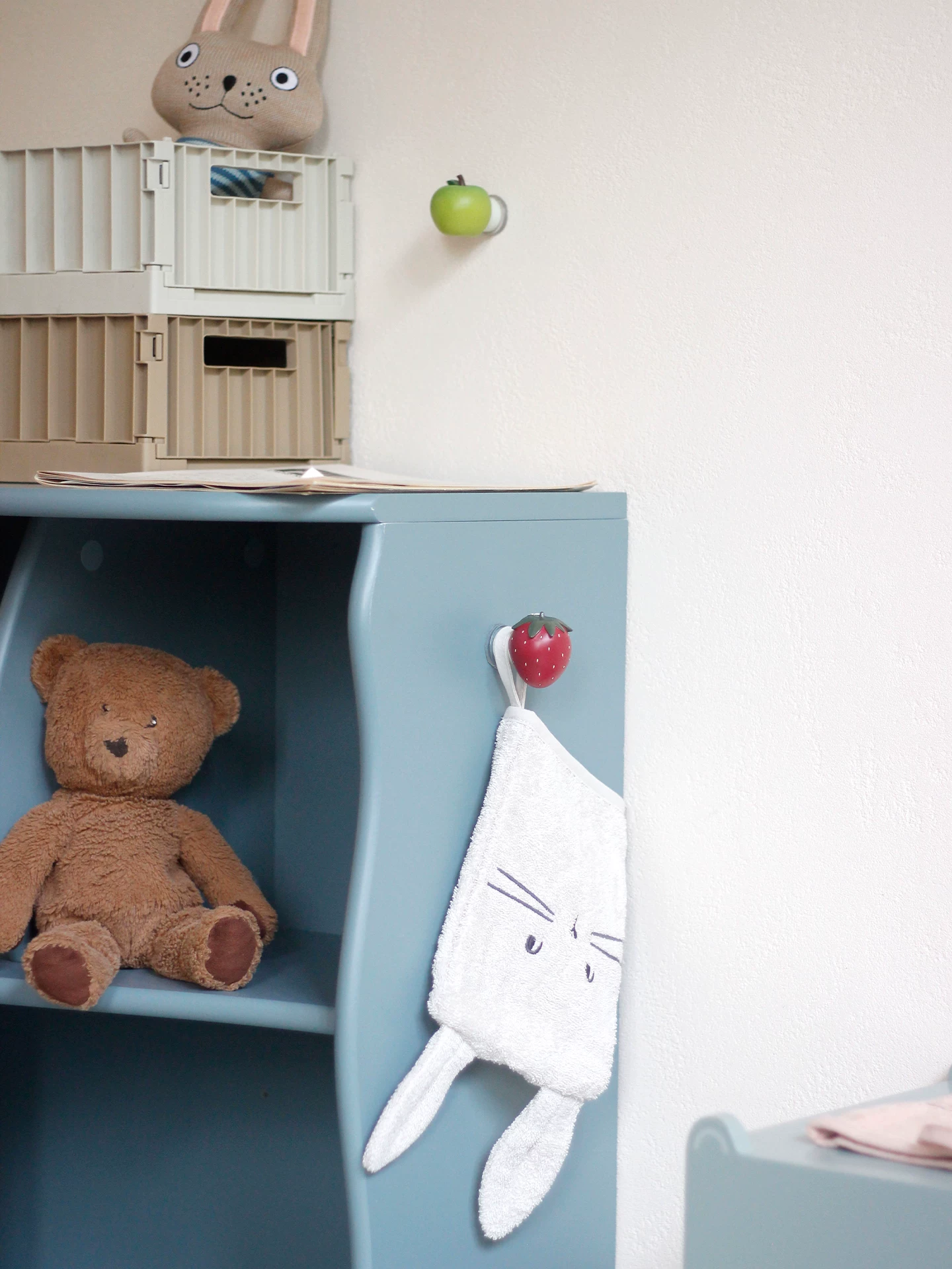 Patère fruit pomme verte en résine fixée au mur, dans une chambre d'enfant
