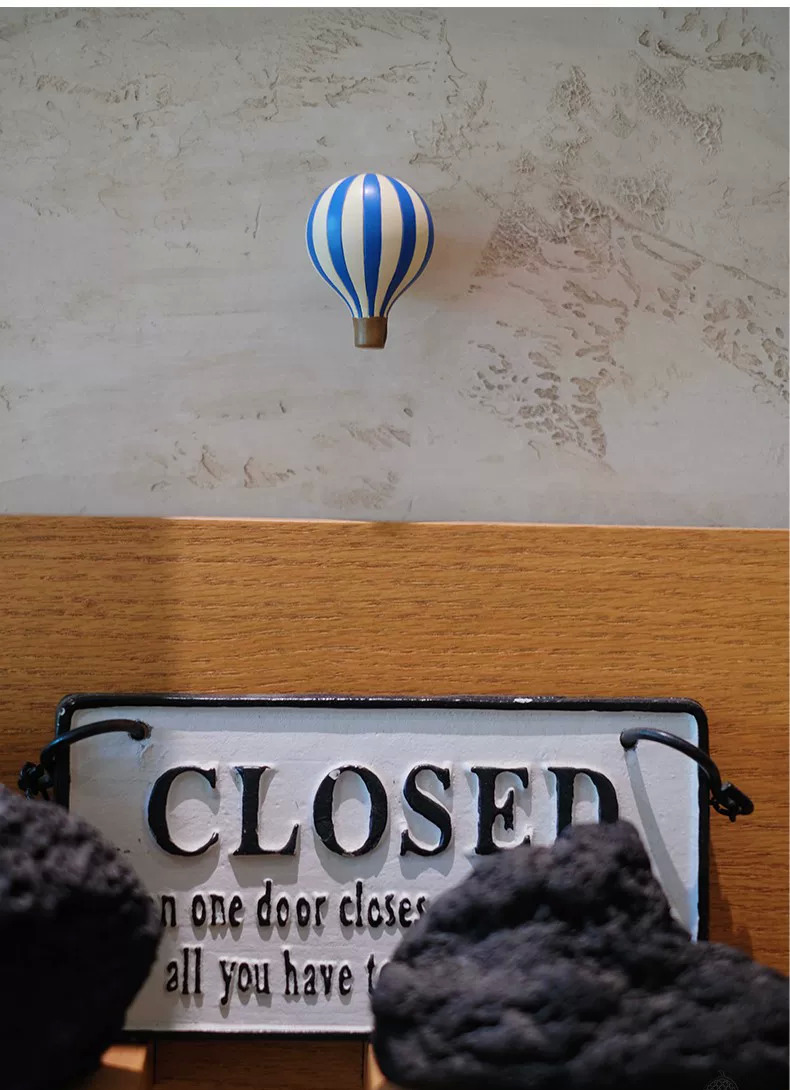 Patère montgolfière — rouge, jaune, bleu en résine Patère montgolfière bleue et blanche en résine fixée au mur, décoration chambre d'enfant