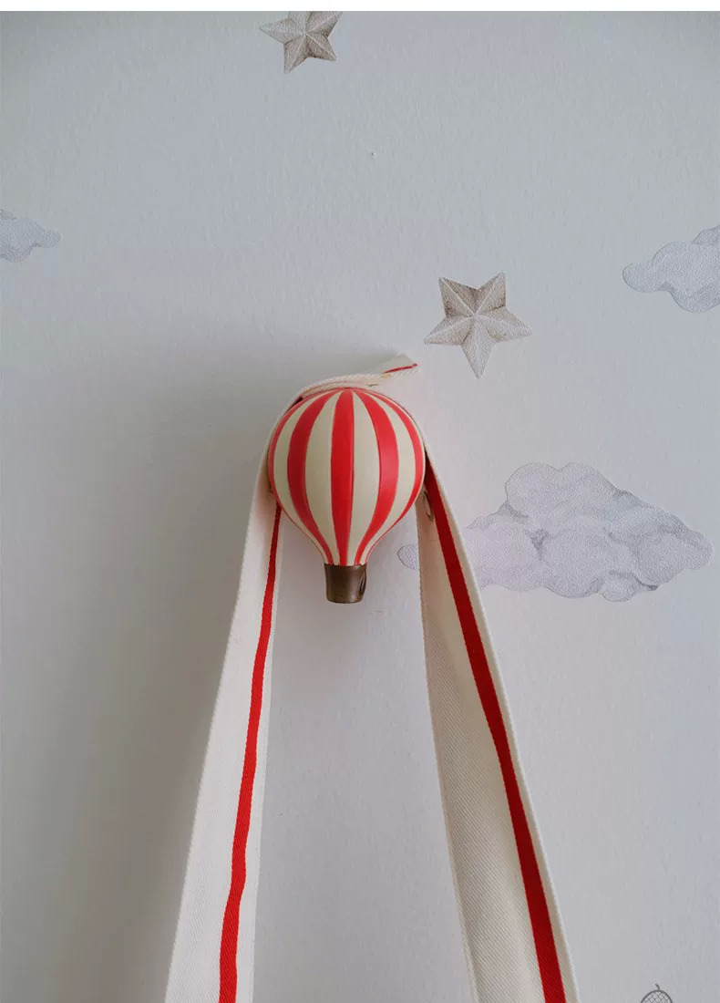 Patère montgolfière rouge et blanche en résine fixée au mur, décoration chambre d'enfant