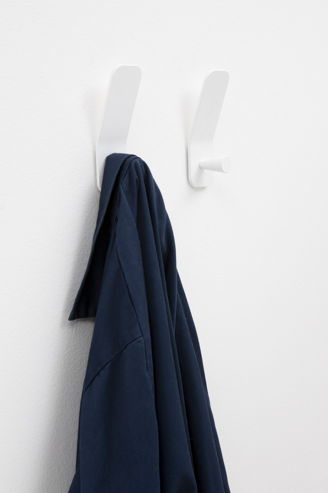 Patère murale courbe Bend Cascando blanc fond blanc