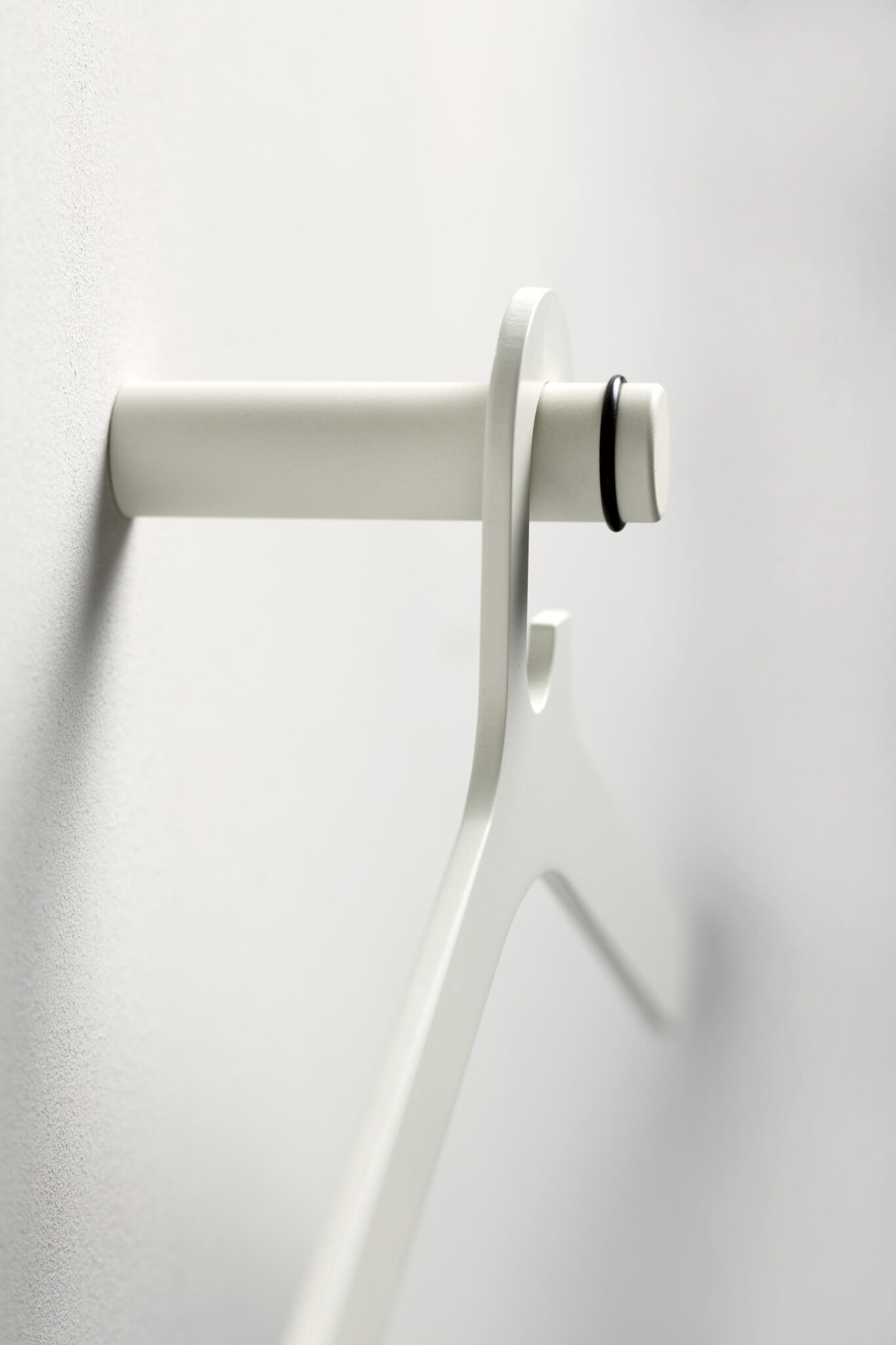 Patère murale ronde Stick Cascando blanc fond blanc