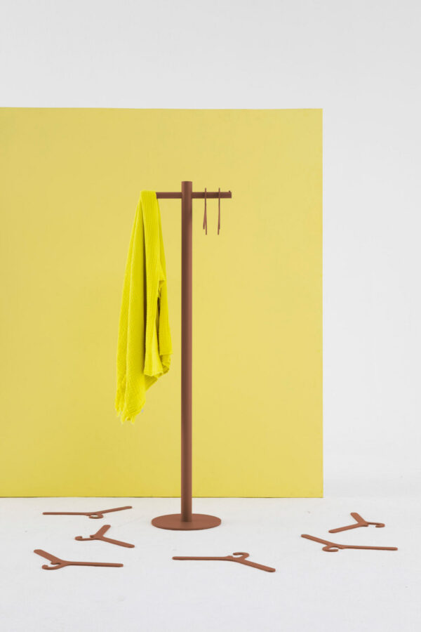 porte manteau acier Pole Cascando marron cintres assortis