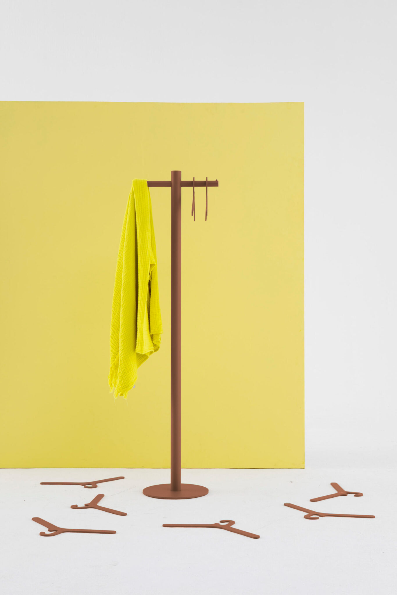 porte manteau acier Pole Cascando marron cintres assortis