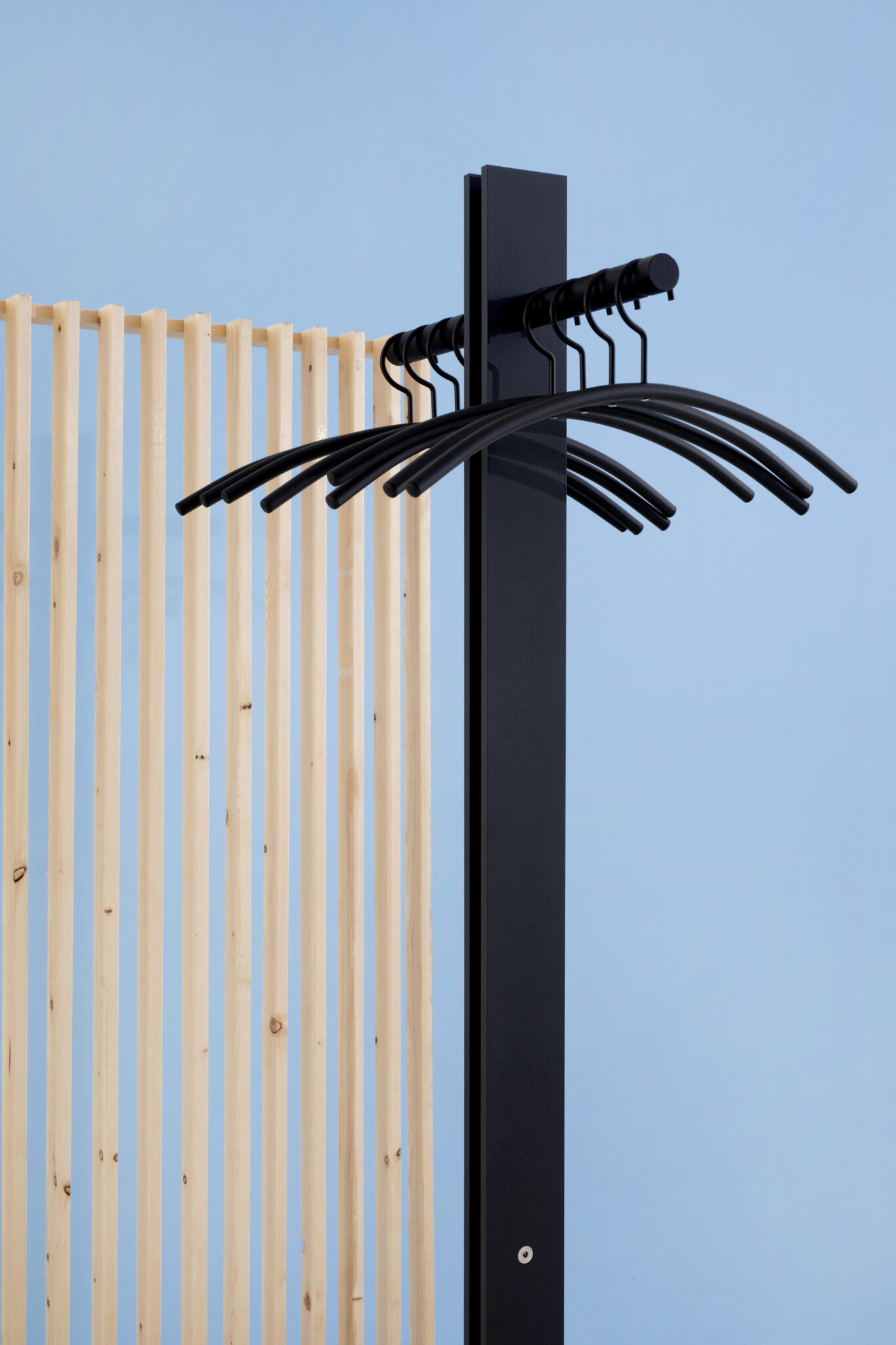 porte manteau haut de gamme Standfree Cascando détail cintres