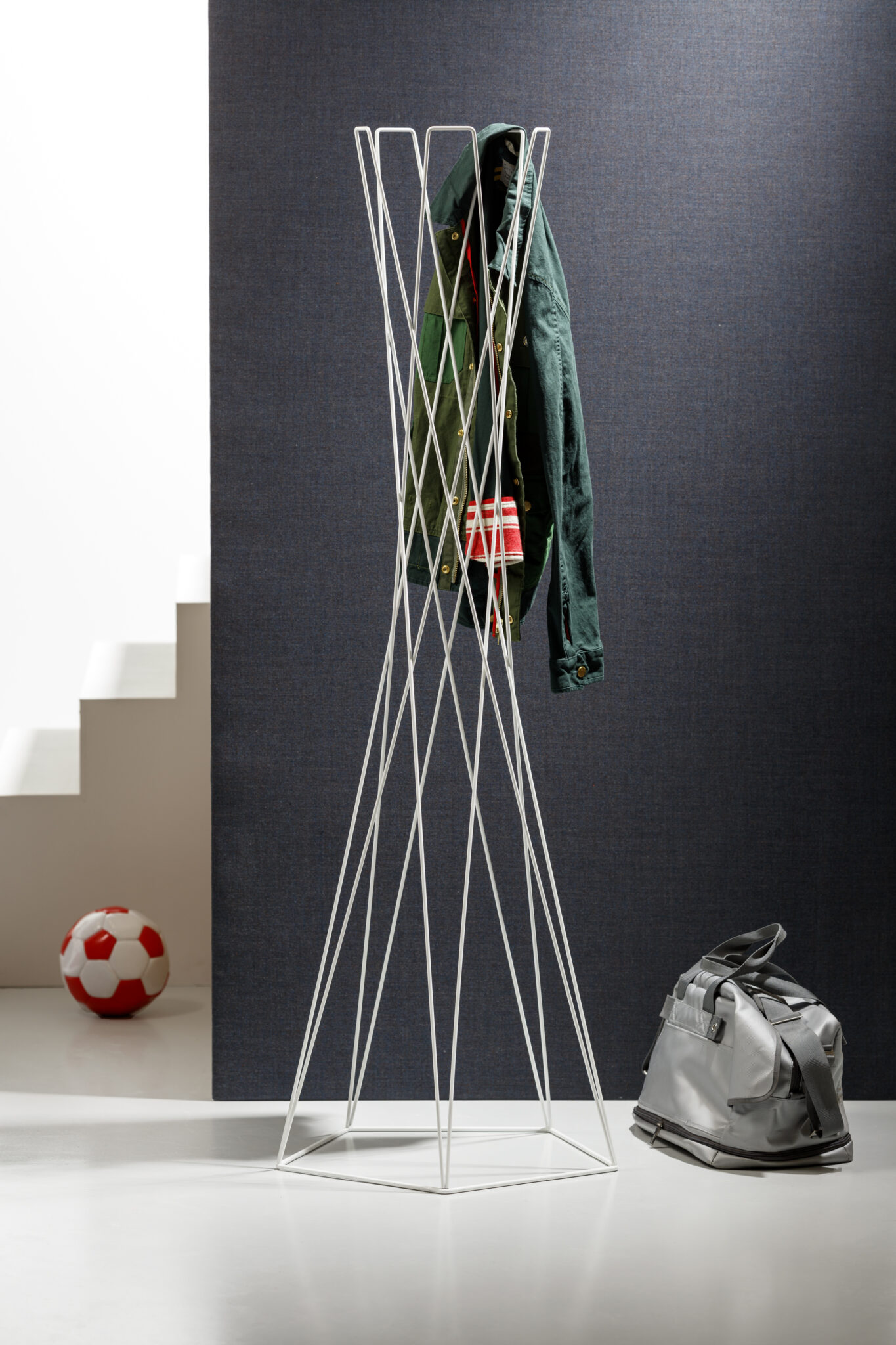 porte manteau industriel Basket Cascando blanc en situation