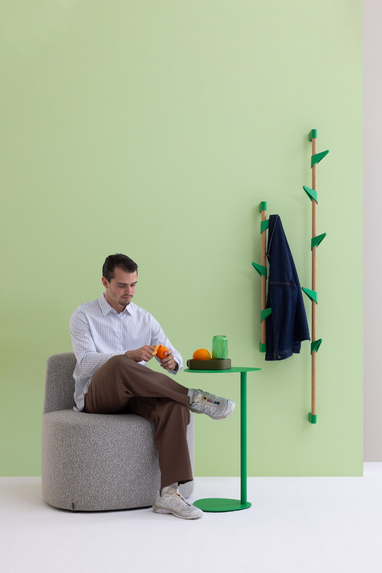 Porte manteau mural bois Bamboo Wall Cascando en situation salon vert