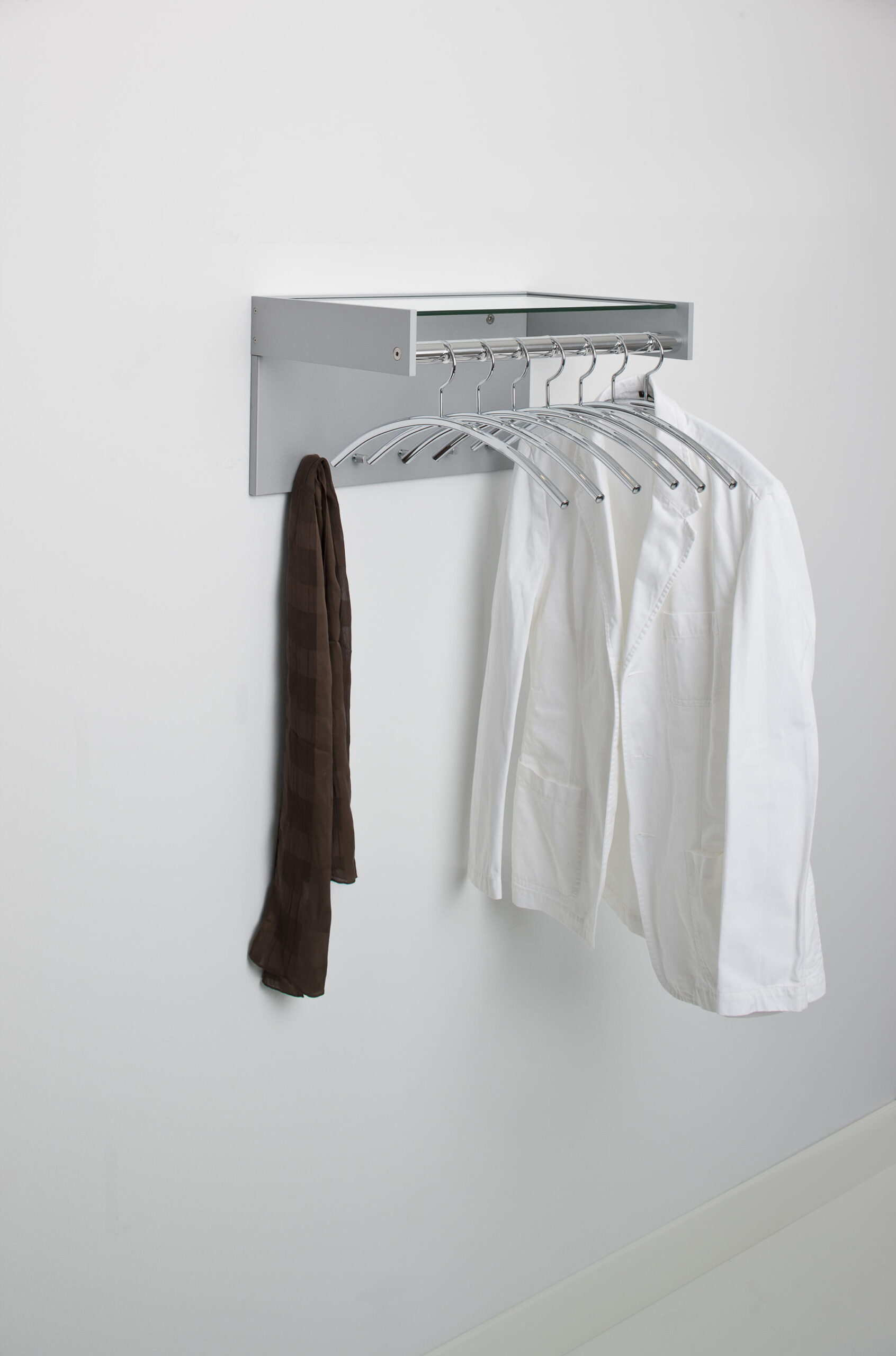 Porte manteau mural entrée Hangon Cascando fond blanc avec tablette verre