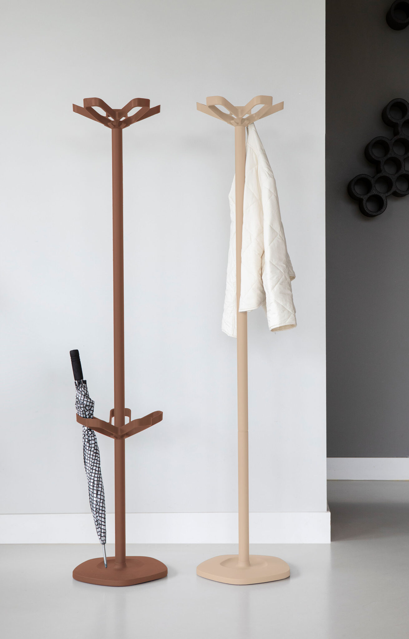 Porte manteau plastique Flower par Robert Bronwasser x Cascando Porte manteau plastique Flower Cascando comparatif avec et sans porte-parapluie