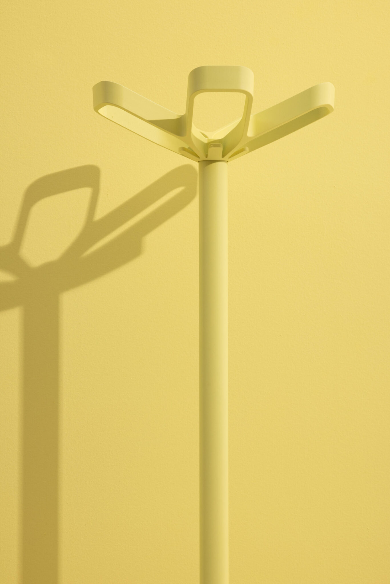 Porte manteau plastique Flower par Robert Bronwasser x Cascando porte manteau plastique Flower Cascando en situation