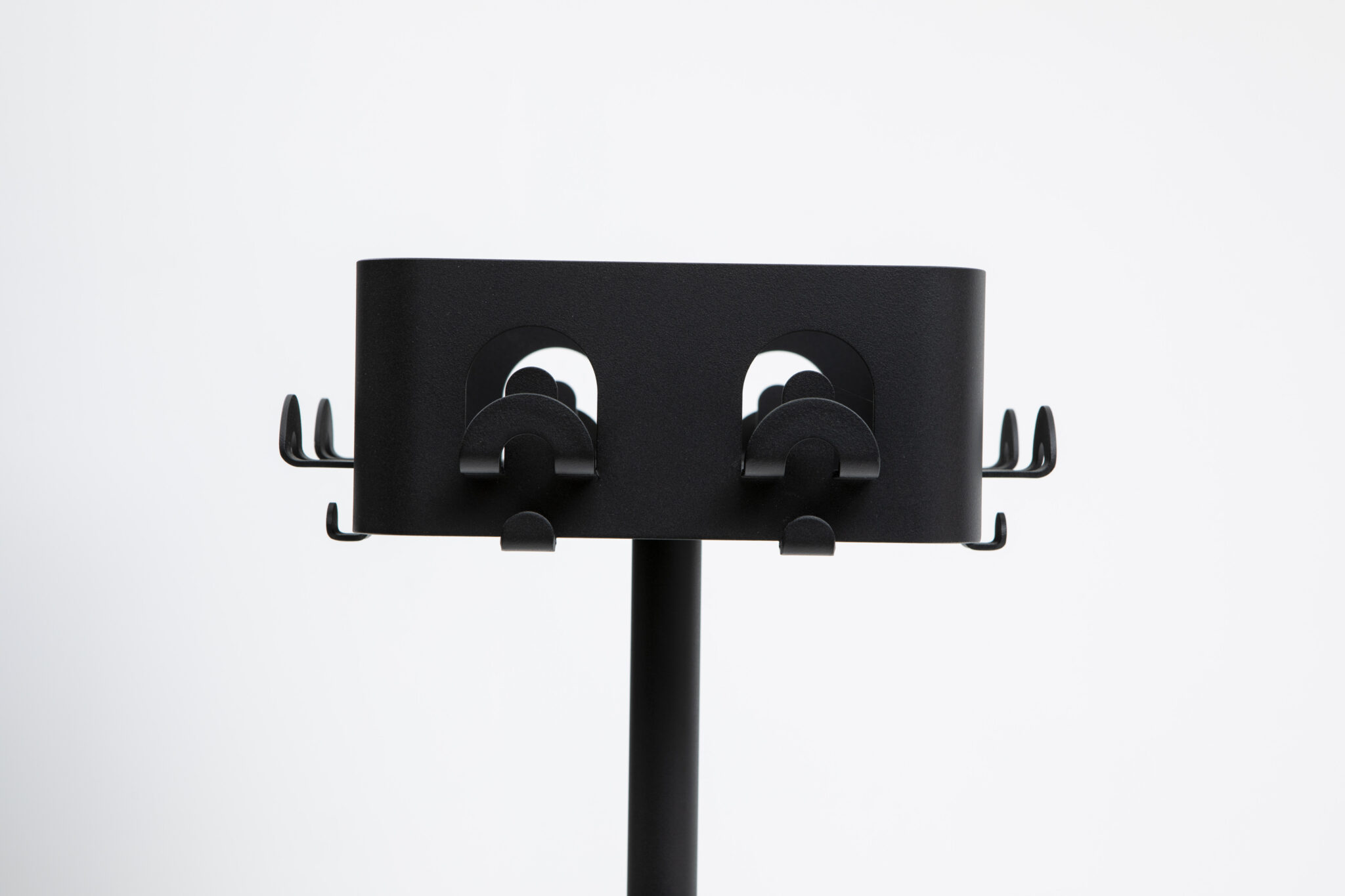 Porte manteau rond Flow Square par Marleen Valstar x Cascando Porte manteau rond Flow Square Cascando détail crochets noir