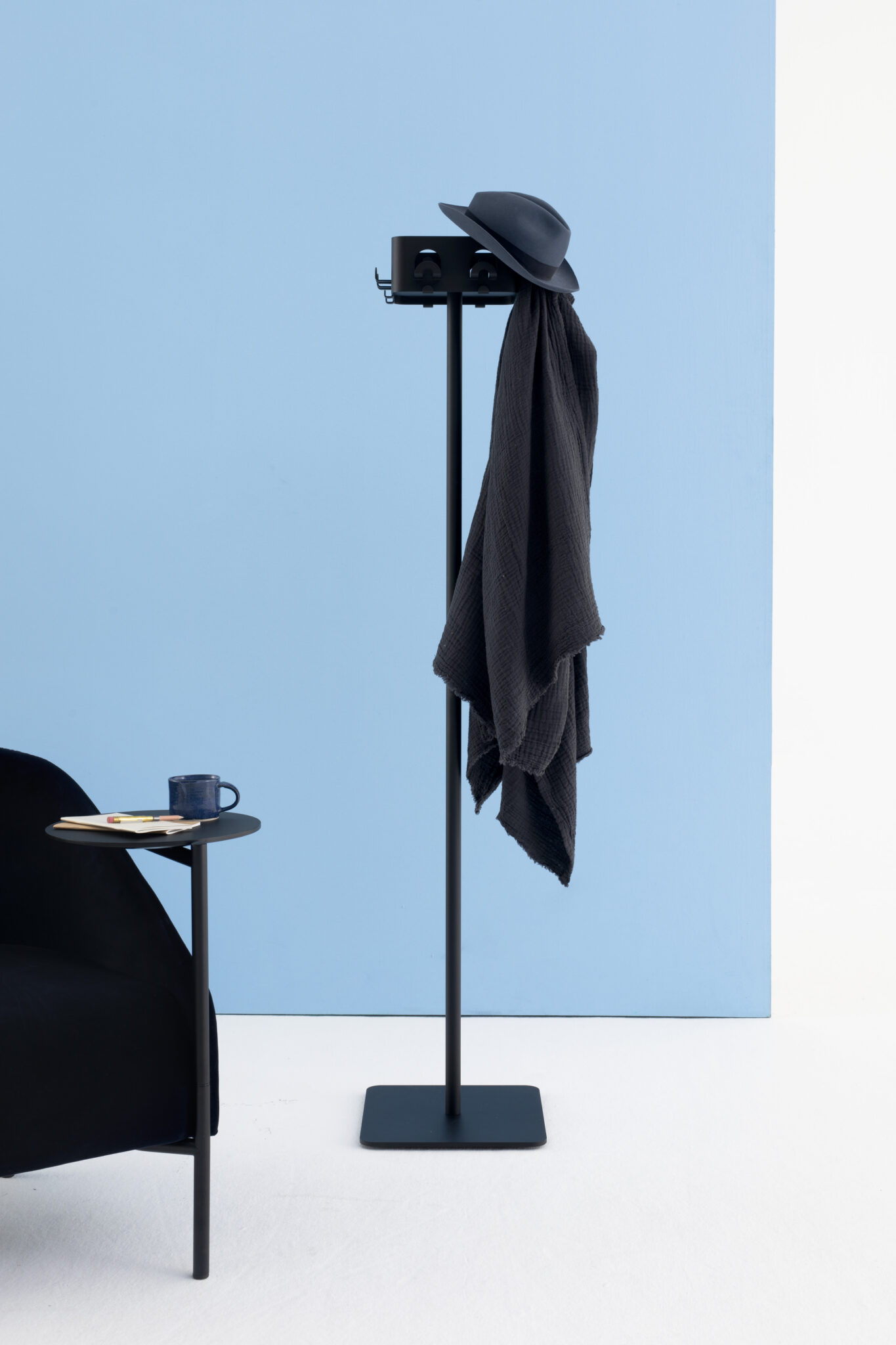 porte manteau rond Flow Square Cascando noir en situation