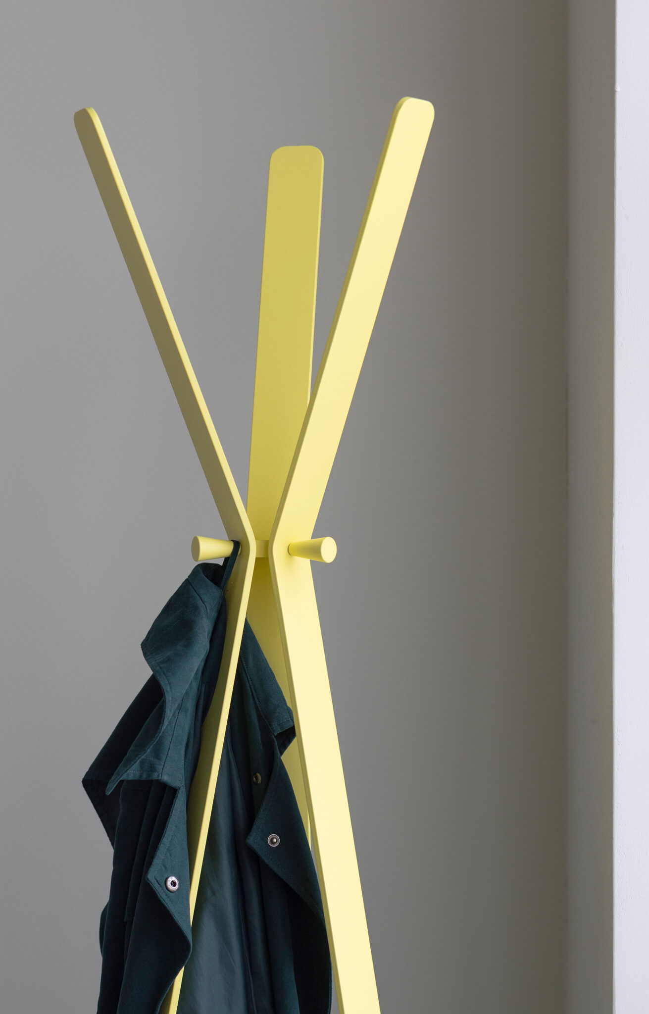 porte manteau scandinave Bend Cascando jaune doux