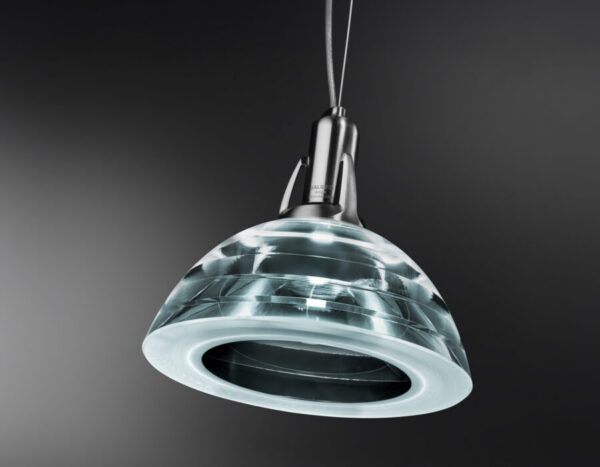 Suspension Galileo Lumina nickel brossé allumée sur fond studio