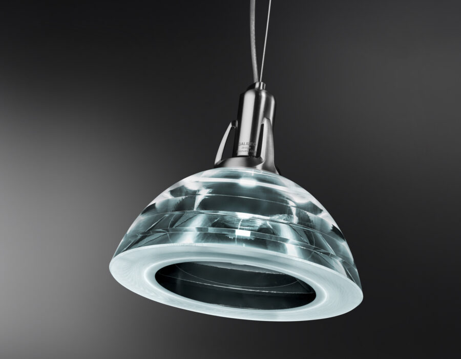 Suspension Galileo Lumina nickel brossé allumée sur fond studio